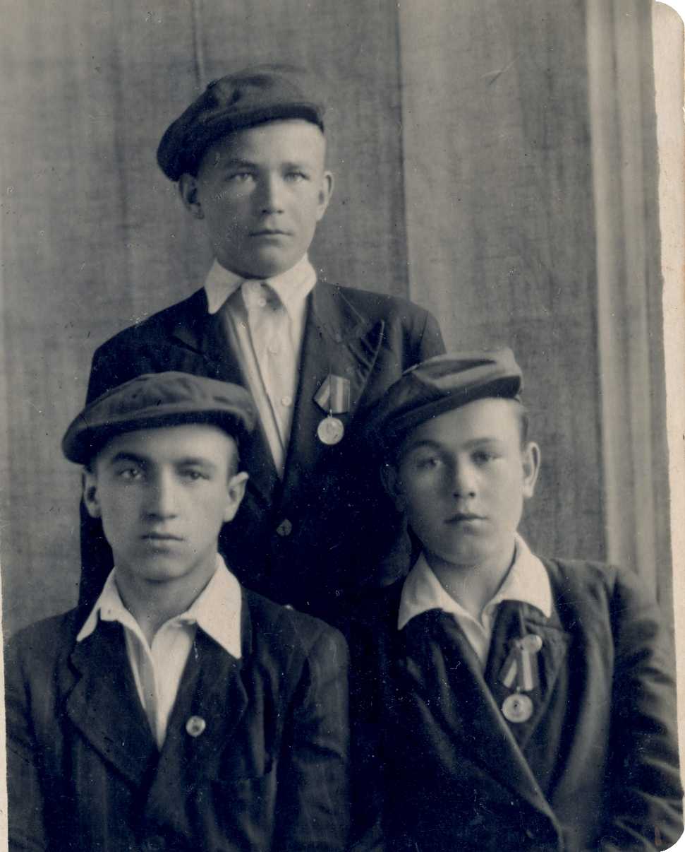Мой папа (стоит) с друзьями. 28.02.1948г.