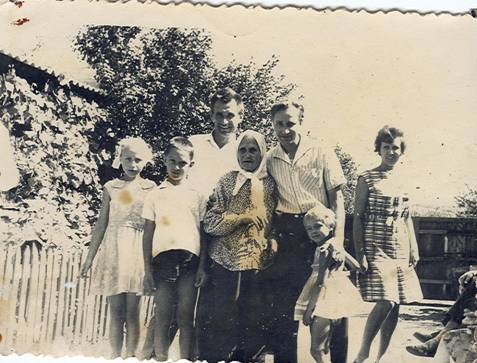 Фото семьи Сосницких 1965г. во дворе с.Богдановка