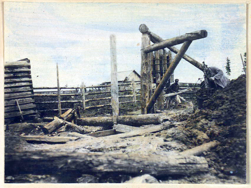 Stroitelstvo_kolodtsa_v_poselke_Bakchar_Galkinskaia_komendatura.jpg